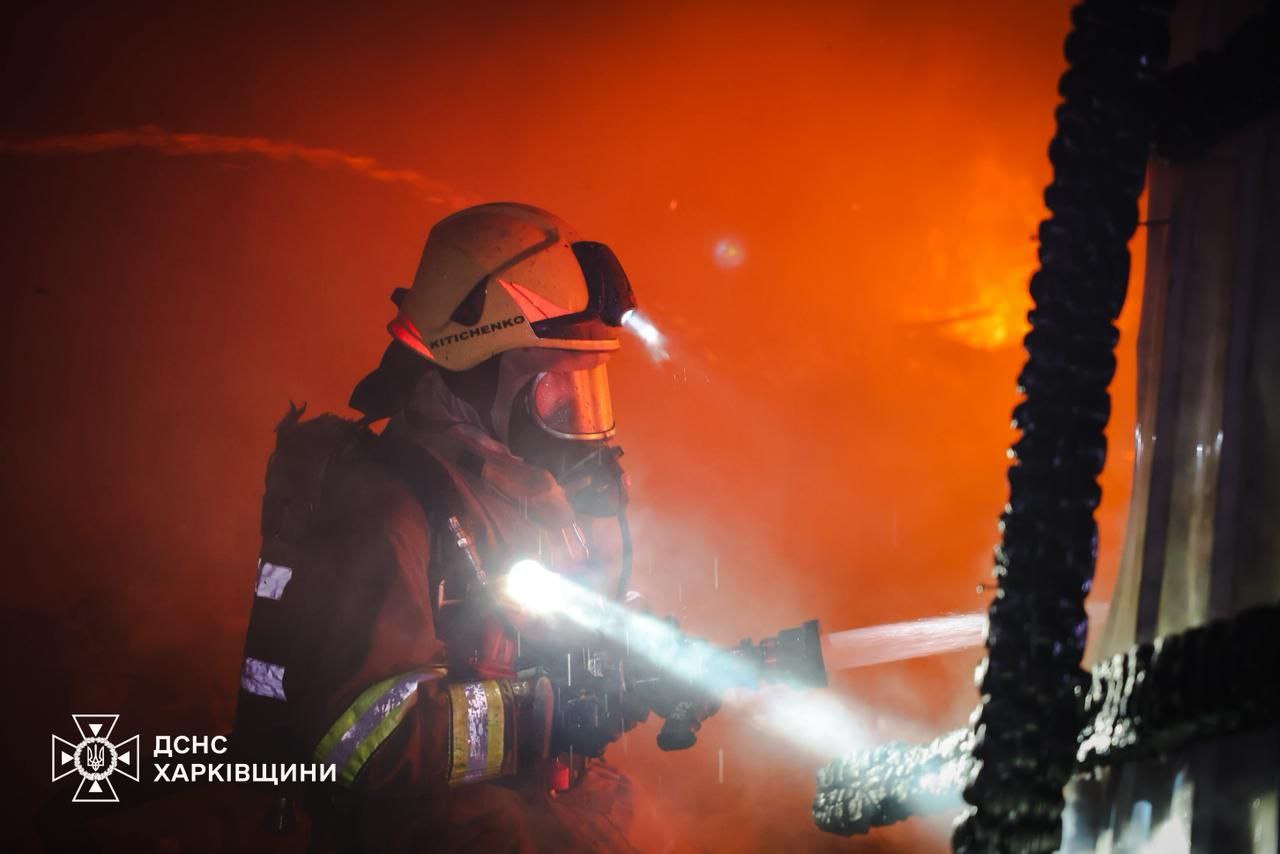 Загасили маштабну пожежу десятки вогнеборців: Новини Харкова