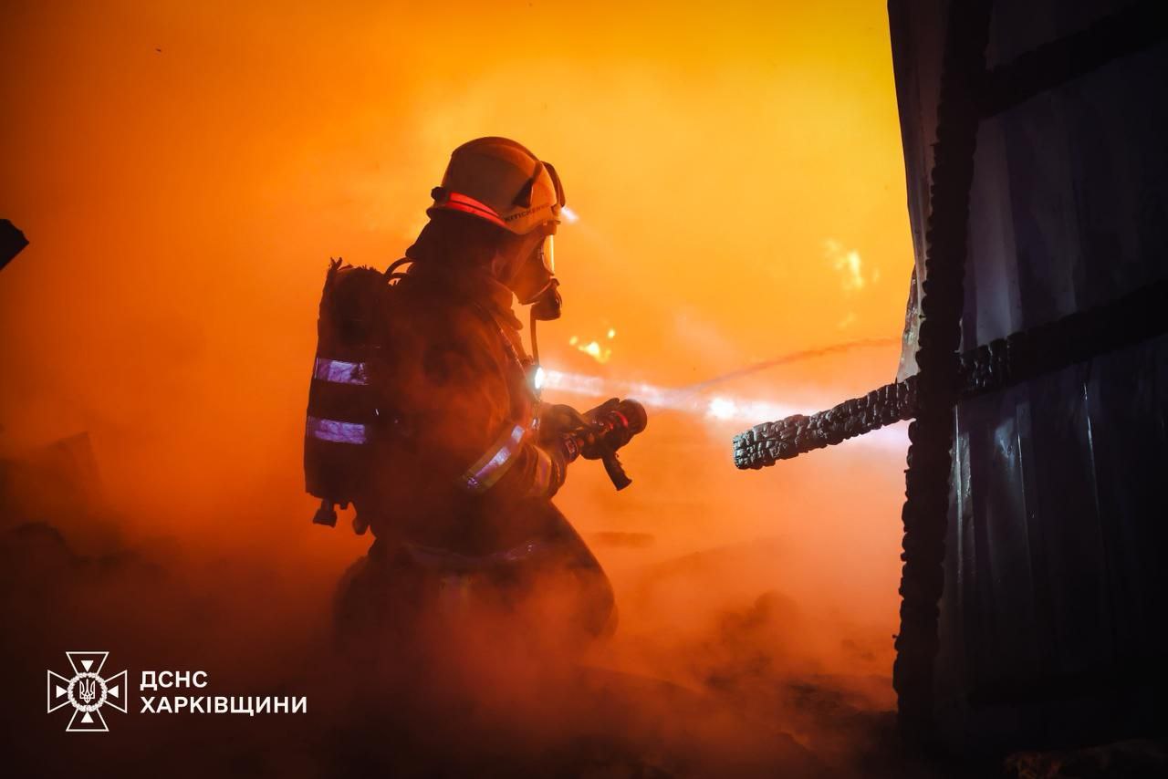 Загасили маштабну пожежу десятки вогнеборців: Новини Харкова