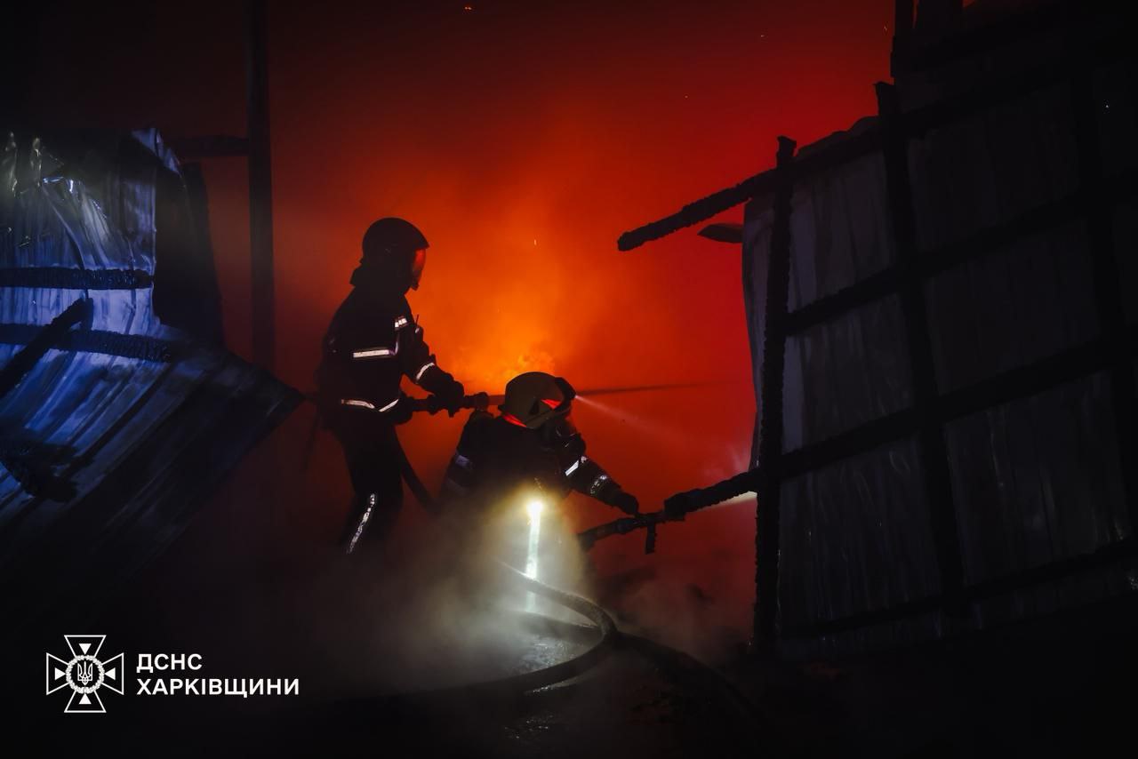 Загасили маштабну пожежу десятки вогнеборців: Новини Харкова