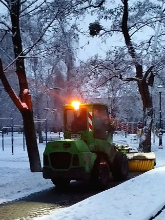 Бригади «Харківзеленбуд» розчищають сніг на алеях і доріжках міста