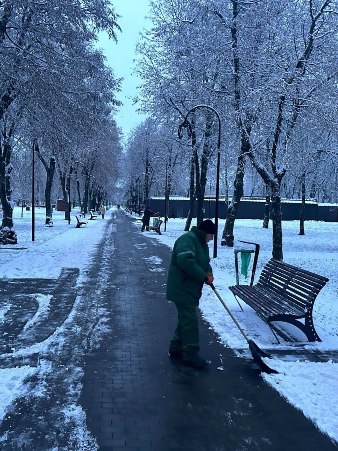 Бригади «Харківзеленбуд» розчищають сніг на алеях і доріжках міста