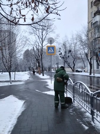 Бригади «Харківзеленбуд» розчищають сніг на алеях і доріжках міста