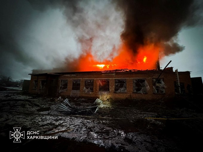 На Харківщині загорілися майстерні через атаку БпЛА