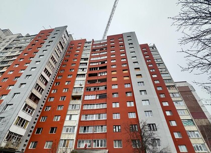 Багатоповерхівку на Кричевського відновлюють після обстрілу (фото)