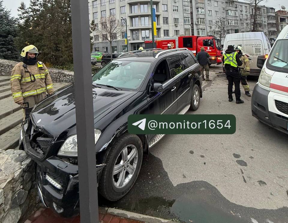 Стало погано водію легковика й він потрапив у ДТП в центрі міста: Новини Харкова