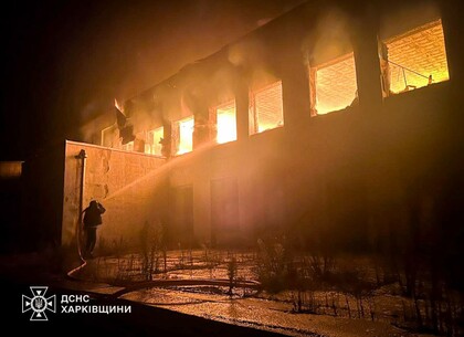 На Харківщині внаслідок удару БпЛА сталася масштабна пожежа (фото)