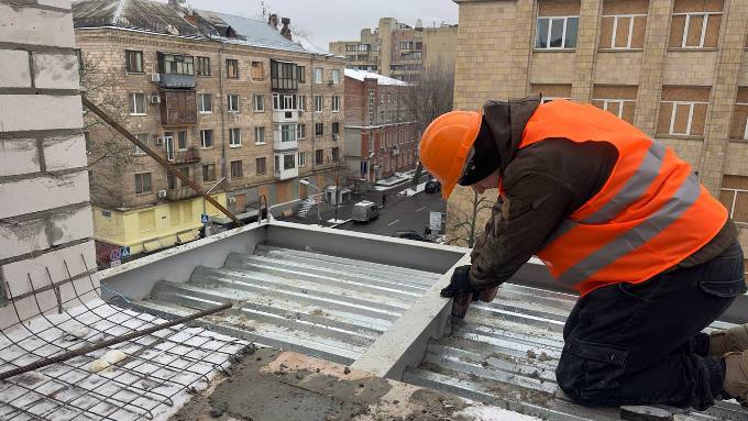 На вулиці Свободи в Харкові триває відновлення пошкодженого обстрілами будинку