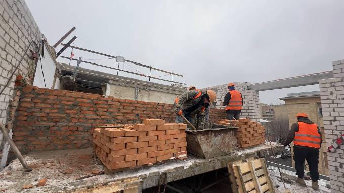 На вулиці Свободи в Харкові триває відновлення пошкодженого обстрілами будинку