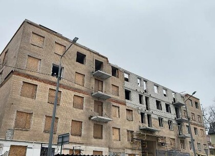 У Харкові відновлюють пошкоджений обстрілами житловий будинок на вулиці Свободи