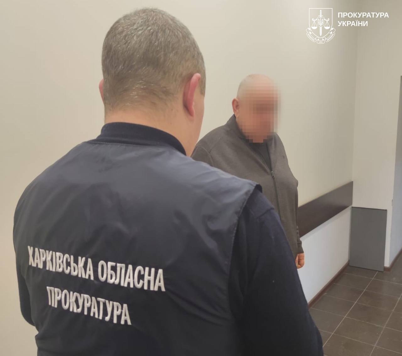 У серпні 2025 року правоохоронці викрили молодшу медсестру моргу, яка систематично забирала особисті речі загиблих воїнів. Судовий розгляд триває, а прокурори вже затвердили обвинувальний акт щодо неї