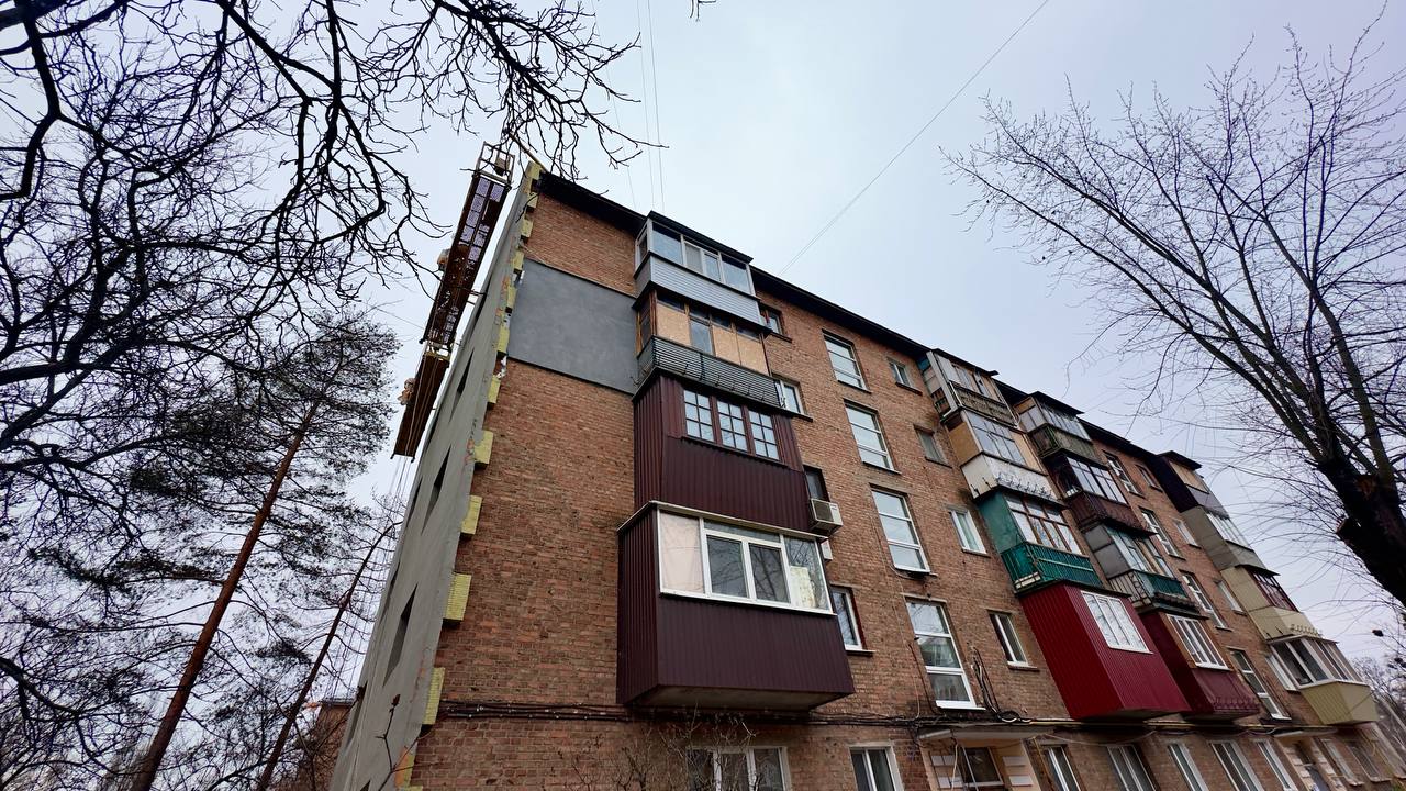 Новини Харкова: на проспекті Любові Малої триває капремонт пошкодженого обстрілами будинку