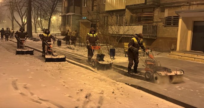У Харкові під час снігопаду на вулицях працюють комунальники
