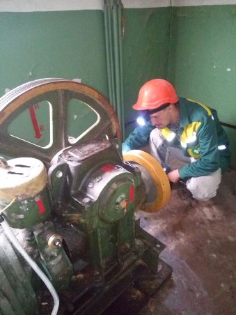 У Харкові через аварійні відключення світла фахівці «Харківміськліфту» понад 400 разів визволяли пасажирів із ліфтів та відновлювали роботу підйомників.