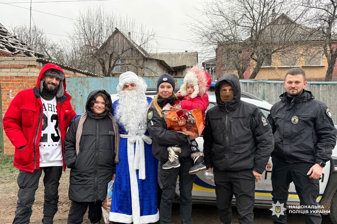 Різдвяне свято для дітей прифронтових сіл організували поліцейські Харківщини