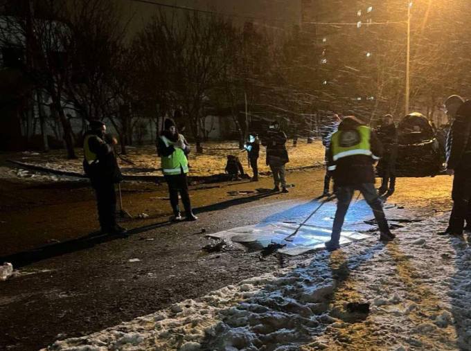 Новини Харкова: комунальники ліквідовують наслідки обстрілу в Шевченківському районі