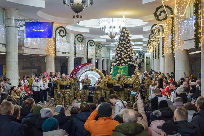 Новорічний концерт бригади «Скіф» у метро Харкова