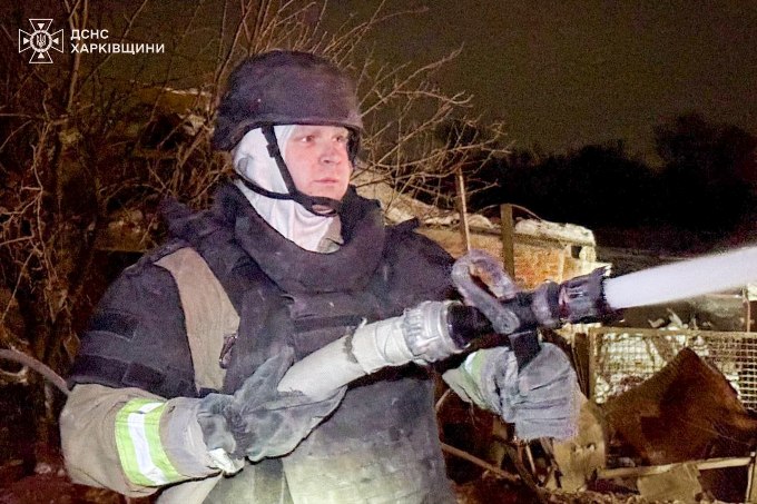 Робота ДСНС у новорічну ніч – пожежі після ударів дронів на Харківщині