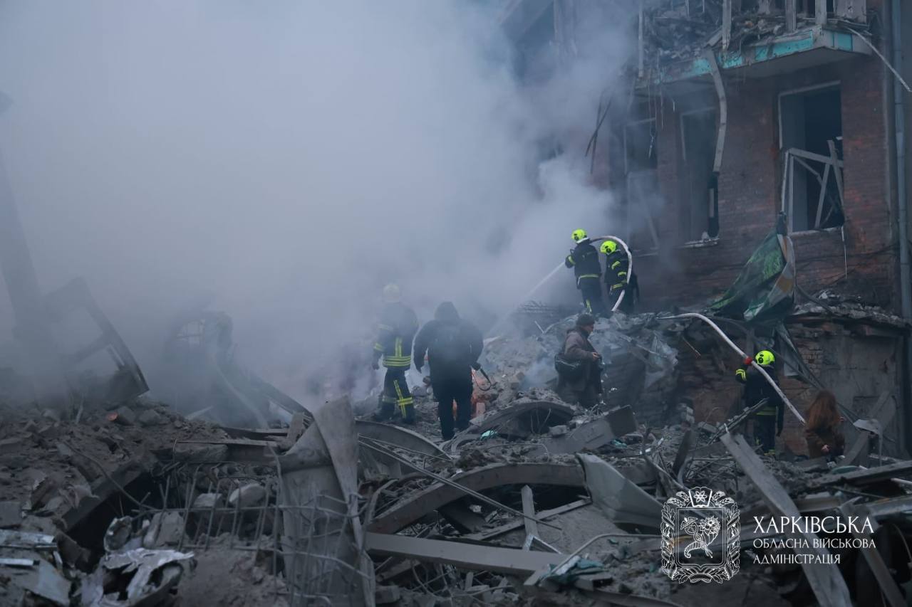 Зросла кількість постраждалих через удар росіян по місту, фотографії з місця влучання: Новини Харкова