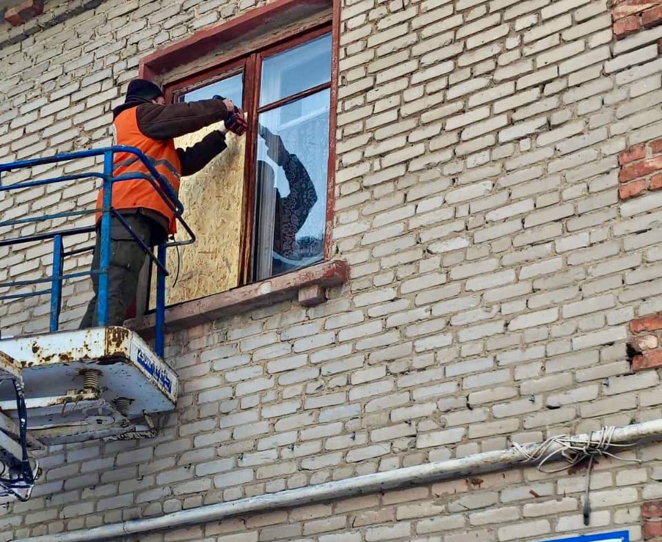 Усувають наслідки ударів росіян комунальники: Новини Харкова