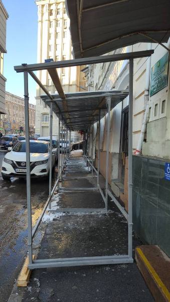 Новини Харкова: встановлюють захист від бурульок