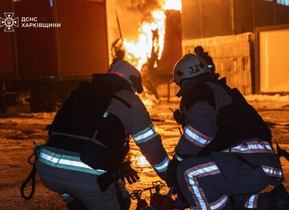 Як гасили пожежу після удару по поштовому терміналу під Харковом: ДСНС врятували 30 людей (відео, фото)