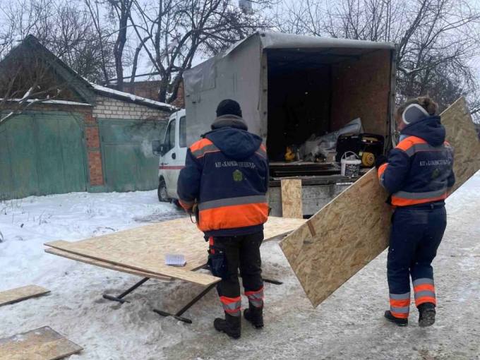 Новини Харкова: комунальники закрили контури в будинках після обстрілу