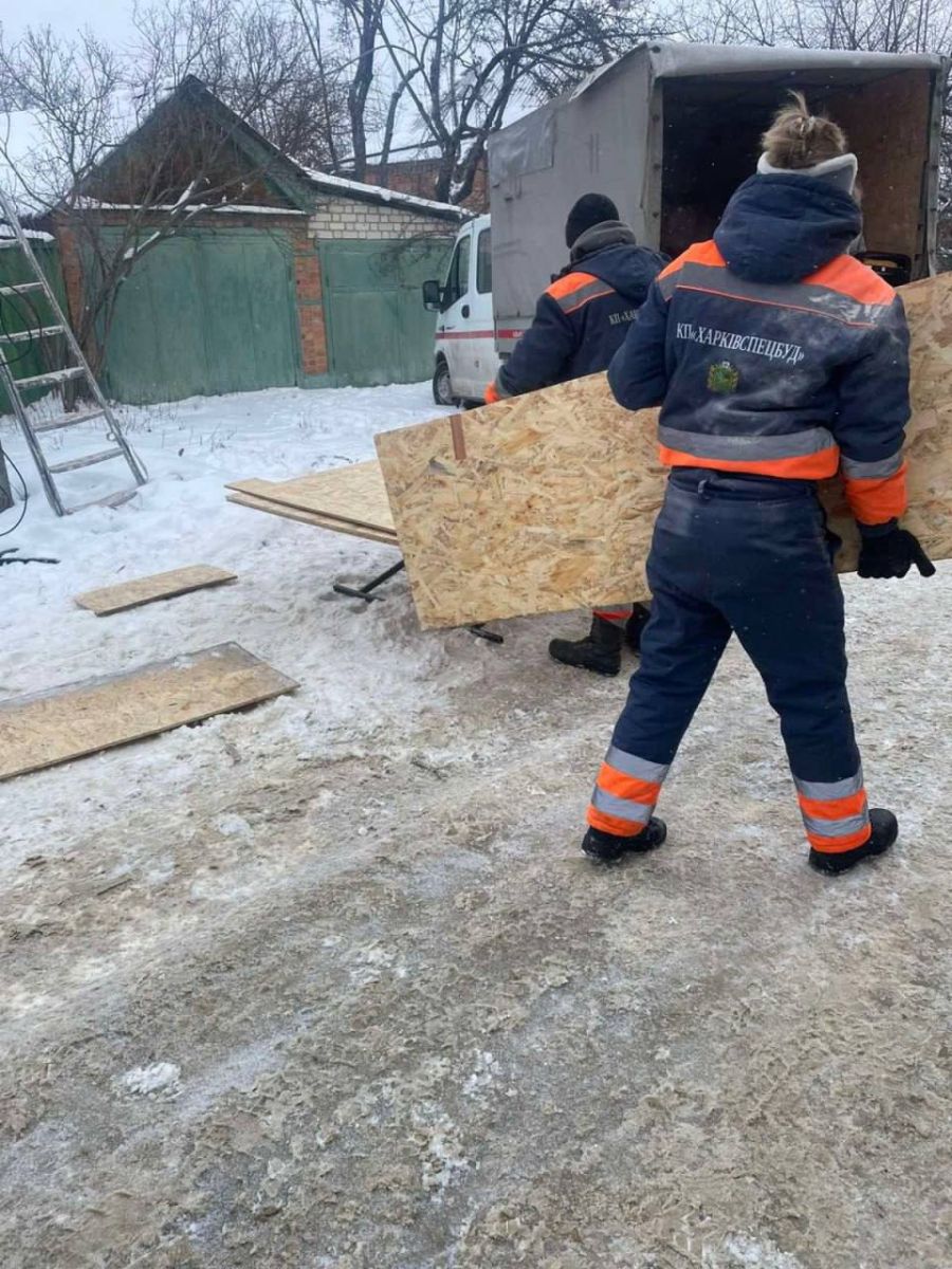 Новини Харкова: комунальники закрили контури в будинках після обстрілу