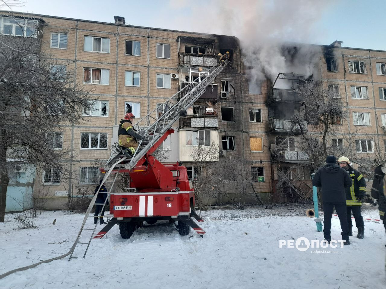 пожежа після обстрілу Салтівського района Харкова