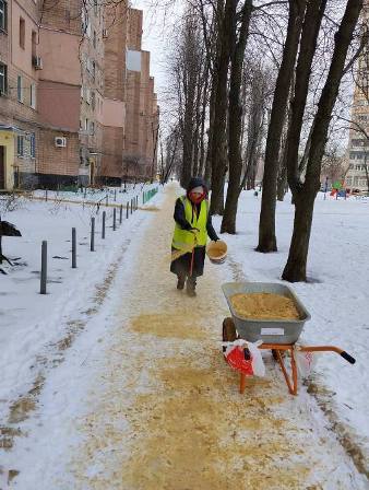Новини Харкова: обробка доріг від ожеледиці