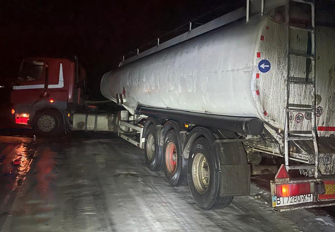 Новини Харкова: поліція допомогла водію на ожеледиці