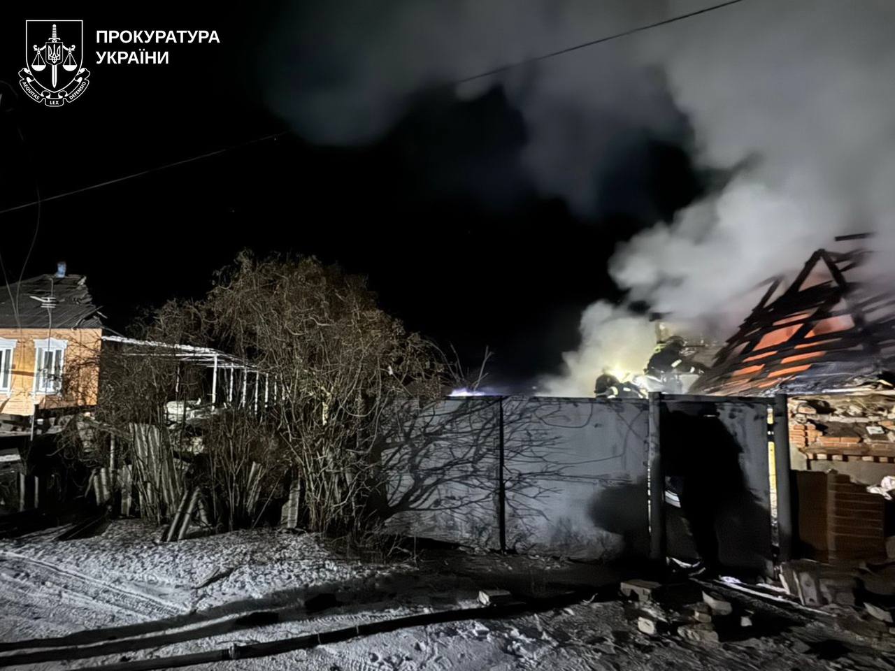 За процесуального керівництва Богодухівської окружної прокуратури відкрито досудове розслідування за фактом воєнного злочину, що призвів до загибелі людей.