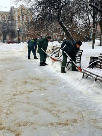 Новини Харкова: прибирання парків і скверів від снігу