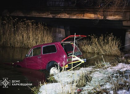 У Харкові рятувальники витягли авто з річки Лопань (фото, відео)