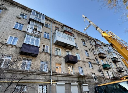 Комунальники Харкова ремонтують будинок на вулиці Культури