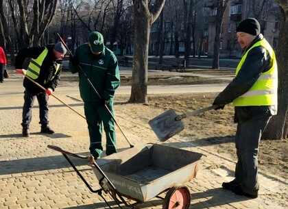 Генеральне прибирання скверів: комунальники Харкова вивезли десятки кубометрів сміття з доріжок