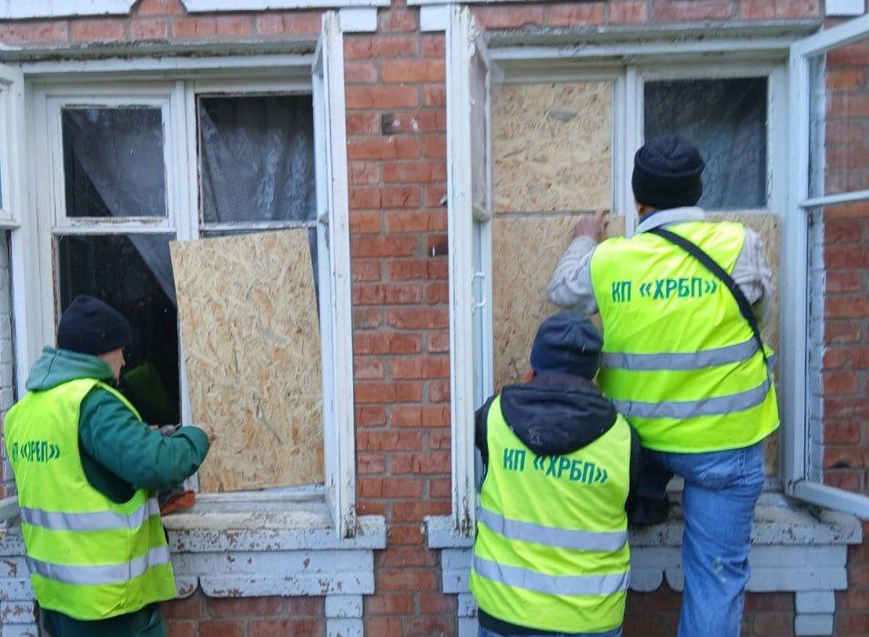 Усунули наслідки нічної атаки БпЛА комунальники міста: Новини Харкова