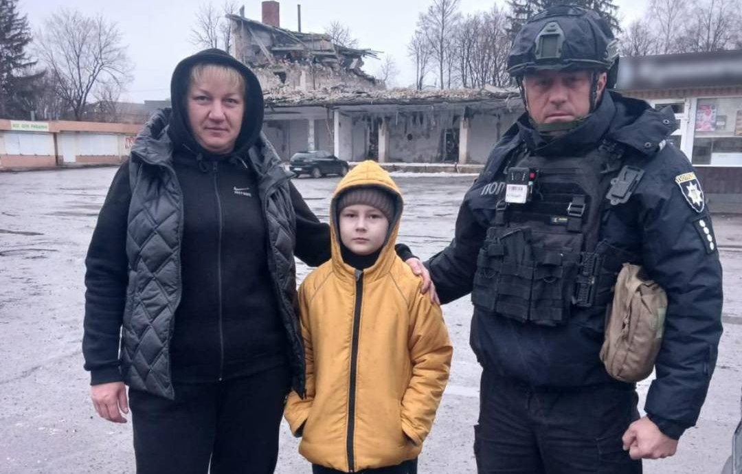 Врятували 8-річного хлопчика та його матір, евакуювавши з-під обстірлів, харківські поліцейські: Новини Харкова