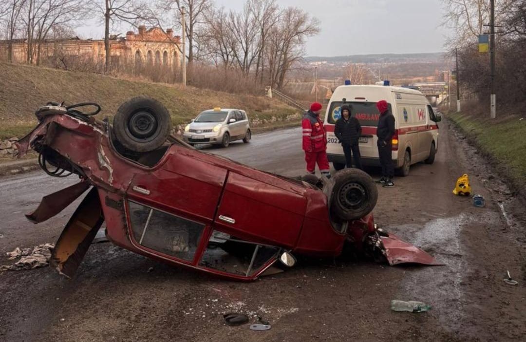 Атакували поліцейських молодики після ДТП з перекиданням та втечі водія: Новини Харкова