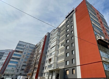 Пошкоджений обстрілами будинок у Харкові набуває нового вигляду