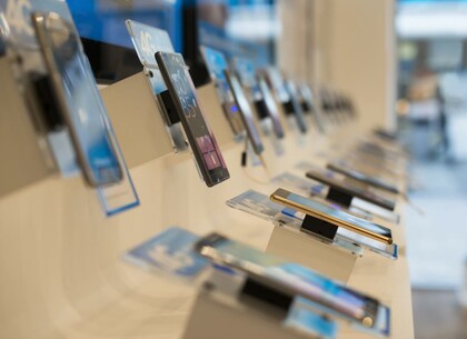 Нові смартфони в Харкові здорожчають на третину