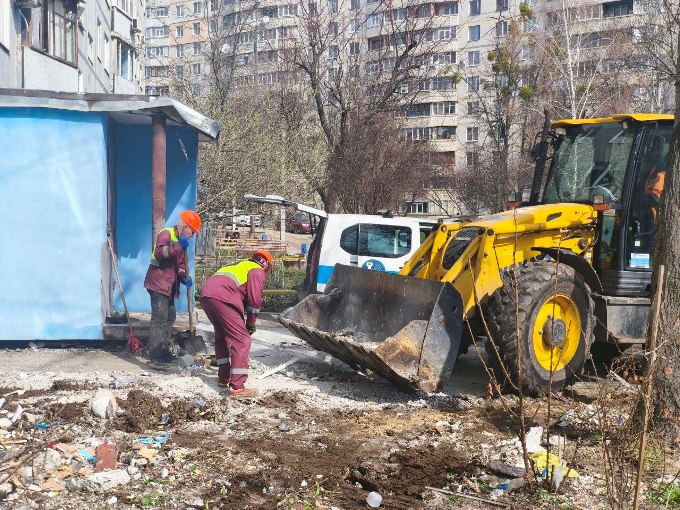 Новини Харкова: комунальники прибирають наслідки удару