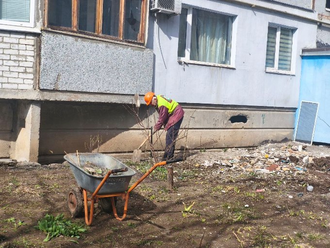 Новини Харкова: комунальники прибирають наслідки удару