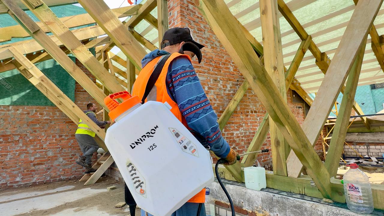 Відновлюють розбомблену багатоповерхівку комунальники: Новини Харкова