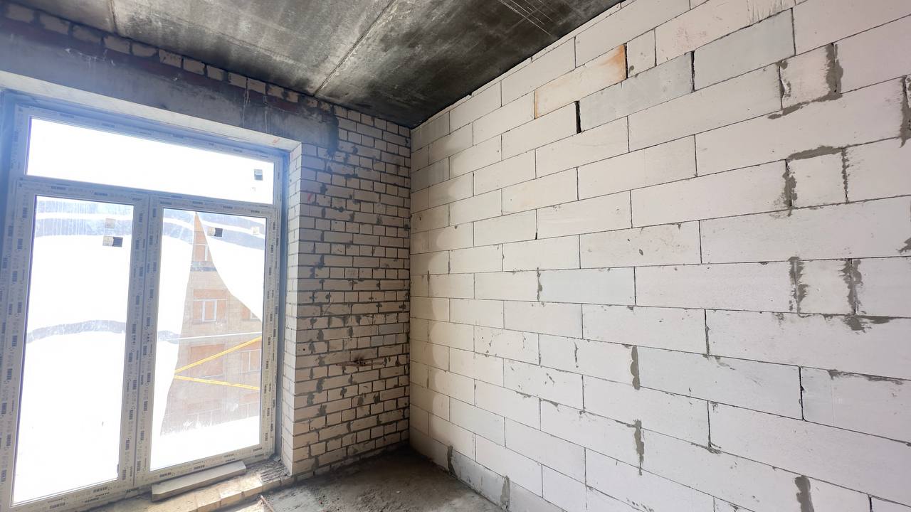 Відновлюють розбомблену багатоповерхівку комунальники: Новини Харкова