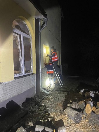Після чергової нічної ворожої атаки на місто у Київському районі бригади КП ''Шляхрембуд'' продовжують усувати наслідки ударів. Комунальники прибирають габаритне сміття, бите скло й упорядковують прилеглі до пошкоджених будинків території.