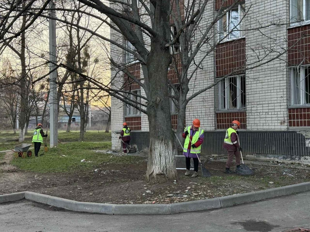 Ліквідовують наслідки чергової атаки ворога дорожники: Новини Харкова