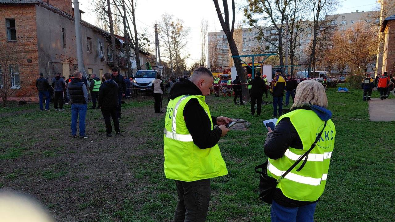 Допомагають мешканцям Шевченківського району після обстрілу комунальники: Новини Харкова