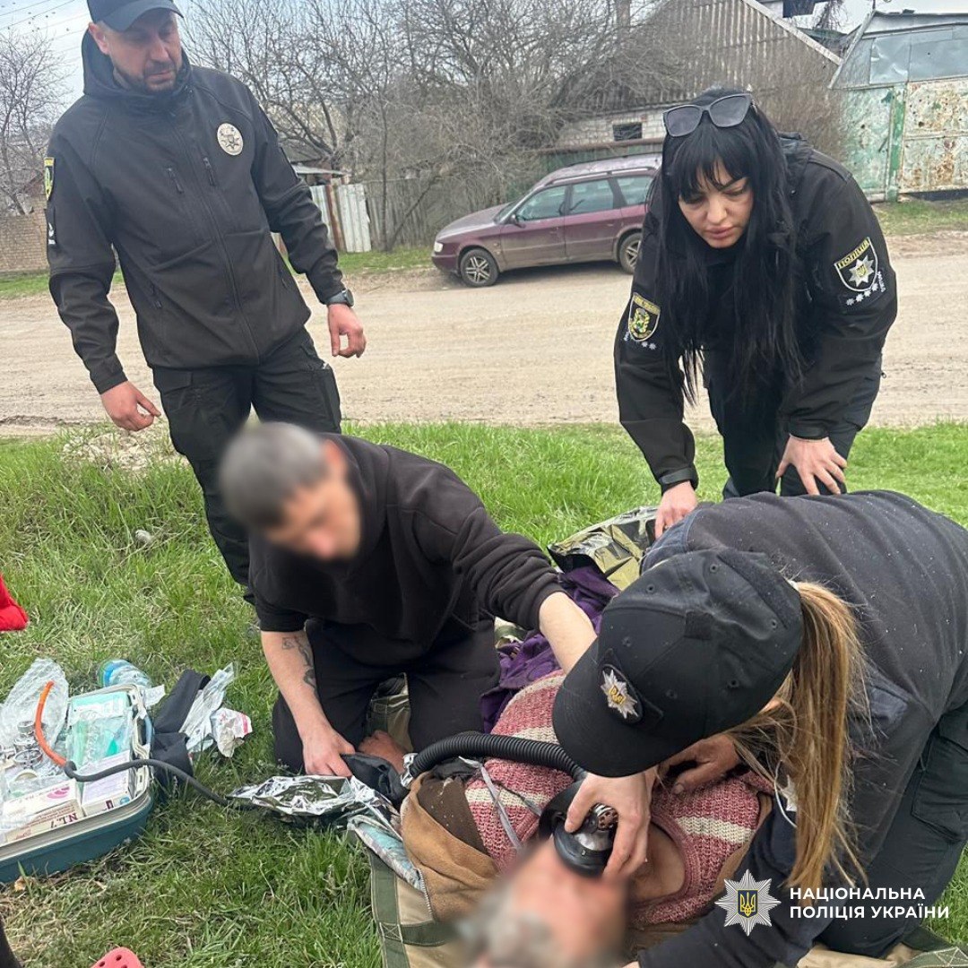 Винесли жінку з палаючого будинку поліцейські на Вовчанщині: Новини Харкова