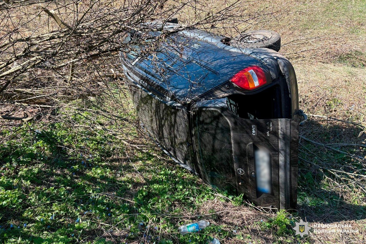 Постраждали двоє дітей через аварію водійки на Opel, яка вилетіла з траси, врізалася в дерево та перекинулася: Новини Харкова