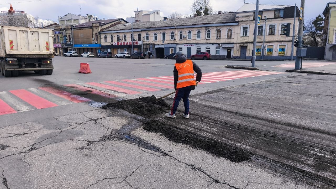 Ремонтують дорожне покриття провулку у центрі міста комунальники: Новини Харкова
